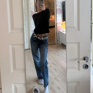 Nelly jeans - jeans från nelly köpta för 600kr  defekt på höger ben, passar mig perfekt som är 176. säljer pga dem är förstora så kan ej använda.