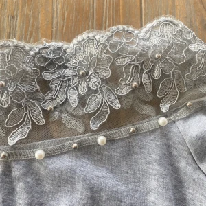 Snygg offshoulders topp med spets - Snygg offshoulders topp med spets. Står storlek M men passar xs/s och inte M skulle jag säga 