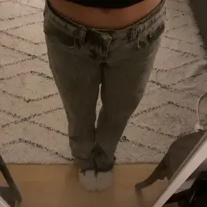 Säljer mina fina lågmidjade Gråa jeans ifrån Zalando som jag inte använder mer. Köpte de för 350 men säljer de för 200 men jag kan sänka priset om det är snabbt köp.🥰