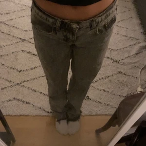 Zalando gråa jeans - Säljer mina fina lågmidjade Gråa jeans ifrån Zalando som jag inte använder mer. Köpte de för 350 men säljer de för 200 men jag kan sänka priset om det är snabbt köp.🥰