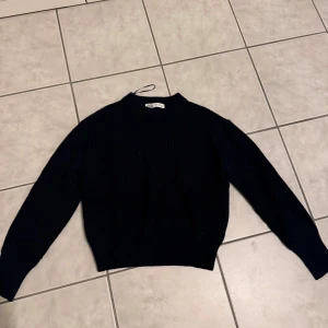 Stickad tröja - Super snygg stickad tröja från zara🙌 använd fåtal gånger, fint skick🤩 Pris kan diskuteras vid snabb affär🎉
