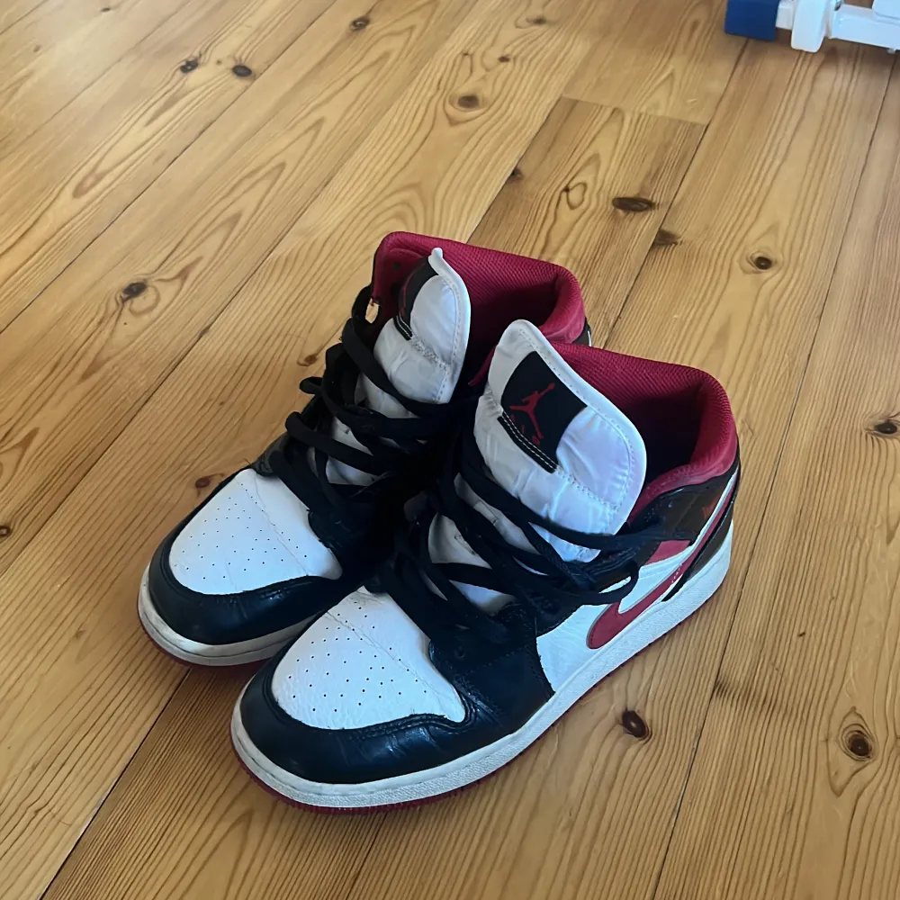 Säljer dessa air Jordan då de inte kommer till användning längre.. Skor.