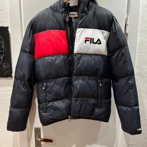 Fila jacka  - Strl M. Använd kanske ett tio-tal gånger, väldigt sparsamt