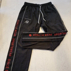 Gorillawear träningsbyxor - Nypris 500kr. L/XL står det men passar unisex ~55-80kg alltså S/M. Använd men inga slitage. Med dem här bänkar ni automatiskt 100.