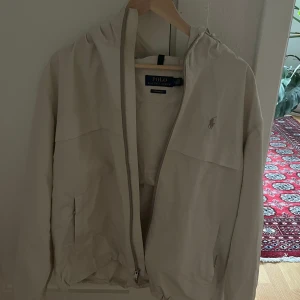 Ralph Lauren regnjacka - Ny skick regnjacka i storlek M från Ralph Lauren. Nypris 4000kr Säljer för 2500kr Pris kan diskuteras.