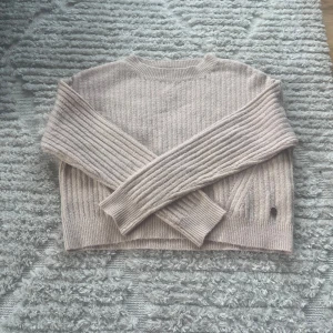 Stickad tröja  - En väldigt fin tröja jätte skön och fin färg!