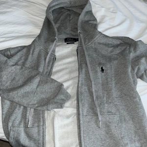Ralph lauren zip hoodie - Säljer den för jag växt ur den  Den sitter för skumt på mig