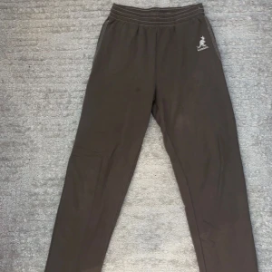 Kangol mjukisbyxor - I bra skick inga skador på byxorna. Köpta på zalando