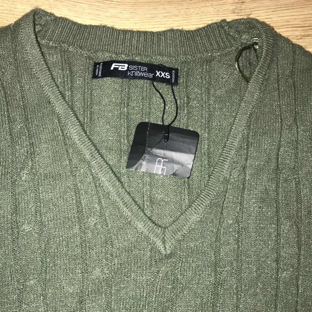 Säljer en superfin olivgrön stickad tröja. Den är croppad med en snygg v-ringning och har långa ärmar. Perfekt för höst och vår när du vill vara både stilren och bekväm. Den är mycket stretch och är HELT oanvänd då den var en present. Tröjan är i mycket bra skick och redo för nya äventyr! 🍂💚. Neuletakit & Villapaidat.