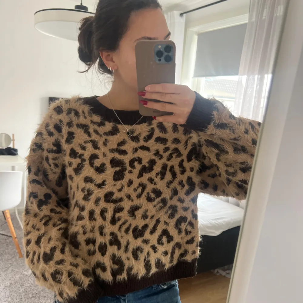 Så sjukt snygg leopard tröja som är väldigt eftertraktad! Passar xs-m, jättebra skick!💗. Tröjor & Koftor.