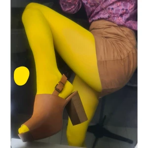 Färgade strumpbyxor knallgul S/M - Nyskick, lite noppriga/fläckiga sulor, litet hål vid tårna och några svaga fläckar jag inte såg innan (sista bilden). Nästan opaka. Färgen är som första bilden. Uppskattad storlek.