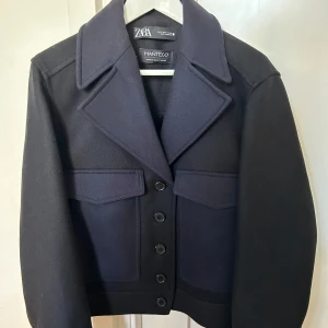 Zara Manteco jacka  - Cool jacka ifrån Zara i storlek S! Jätte fint skick och nypriset låg på runt 1400 kr! Den är svart med marinblåa fickor och krage❣️