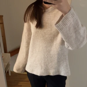 Stickad tröja (gina tricot) - Säljer denna stickade tröjan från Gina Tricot i storlek M. Säljer då den är för stor och går inte att lämna tillbaka. Köptes för ca 2 månader sen och är använd men i mycket bra skick💗💗