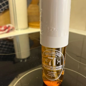 Sol de Janeiro 71 - Säljer denna oöppnade sol de janeiro body mist i doften 71 då jag skulle köpa 62 men insåg när jag kom hem att jag köpt fel. Doft av macadamia och vanilj. Köpt för 300 på kicks.