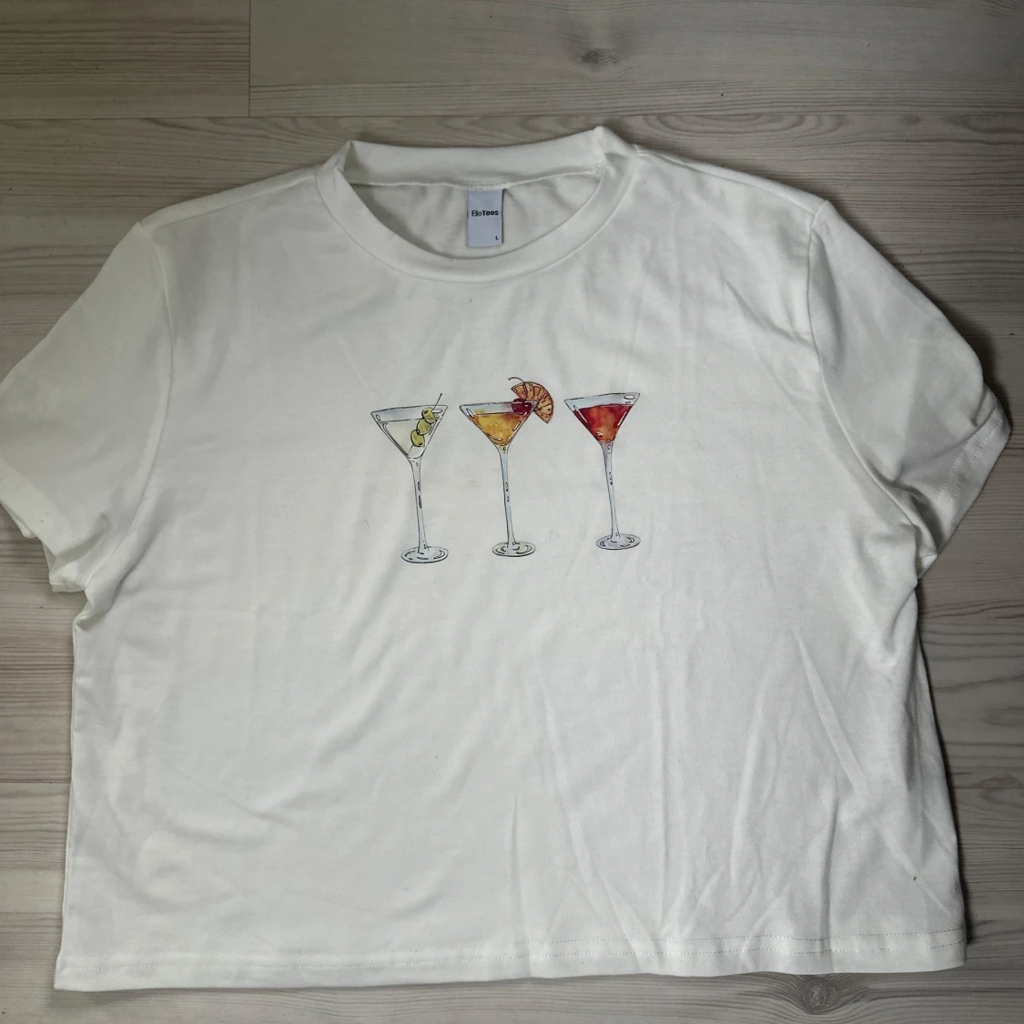 Vit top med cocktails på