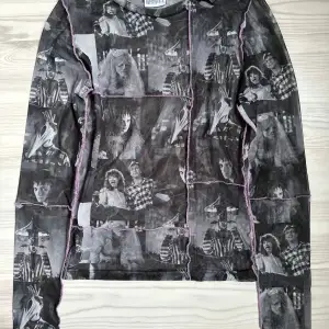 Cool långärmad mesh tröja från Pull&Bear med Beetlejuice-motiv. Den har ett olika svartvita mönster med scener från filmen och sömmar i lila.  Den är ganska genomskinlig så den är bra att ha över/under en annan top. Skriv gärna om du är intresserad innan du köper! 🫶