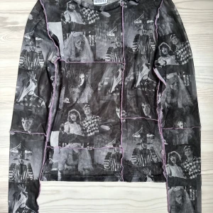 Mesh Beetlejuice-tröja  - Cool långärmad mesh tröja från Pull&Bear med Beetlejuice-motiv. Den har ett olika svartvita mönster med scener från filmen och sömmar i lila.  Den är ganska genomskinlig så den är bra att ha över/under en annan top. Skriv gärna om du är intresserad innan du köper! 🫶