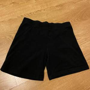 Säljer ett par klassiska svarta shorts från Esmara i storlek S. De är perfekta för sommardagar och har en enkel och stilren design. Materialet känns mjukt och bekvämt, vilket gör dem idealiska för både vardag och avslappnade tillfällen.