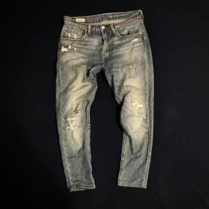 Levi's 512 Jeans - Säljer dessa feta Levi’s 512 jeans i passformen Slim då dom ej kommer till användning. Dom är i perfekt skick och är en storlek W31 L32 men sitter mer som en storlek 30 i midjan. Dm för mer info