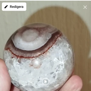 Färgglada kristallkulor - Säljer en samling av vackra kristallklot i olika färger och mönster. Perfekta som dekoration eller för samlare. Kloten har en slät yta och kommer i nyanser av grönt, lila och gult. Varje klot har en unik färgkombination och mönster. Perfekt för att ge ditt rum en magisk touch!