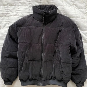 Urban Outfitters Puffer Jacka - Puffer Jacka från Urban Outfitters i corduroy material och marinblå färg.  I gott skick!  Storlek: S (funkar även som M)