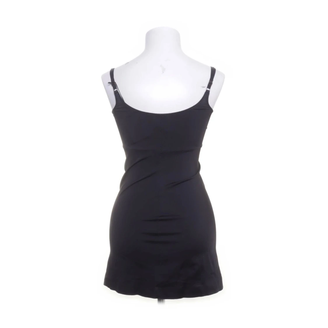 Svart klänning med spetsdetaljer - 90