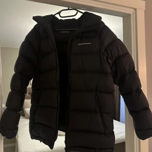 Peak performance jacka - Peak performance jacka i svart, köptes förra vintern använd sparsamt, mycket fint skick. Storlek S