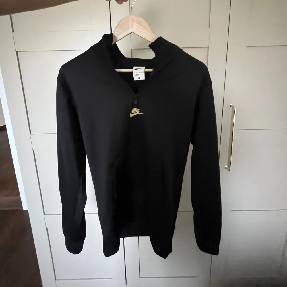 Säljer en exklusiv Nike halv-zip tröja i perfekt skick! Tröjan är i ett fast och slätt material, troligen nylon eller polyester. Storlek small, men passar även XS. . Tröjor & Koftor.