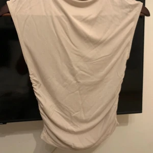 Topp - En jättefin Gina tricot topp mycket populär och användning en gång.