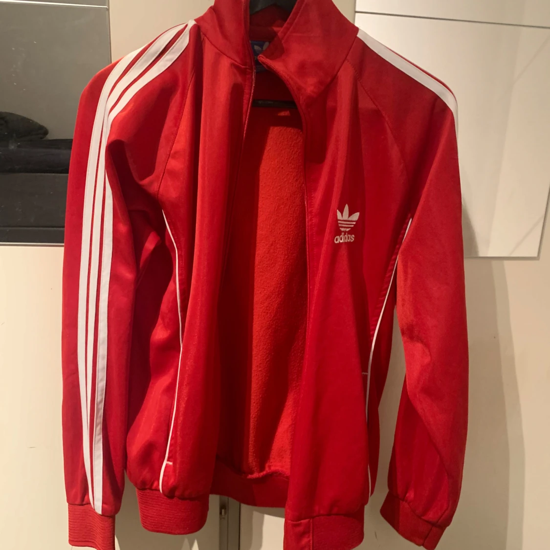 Röd Adidas tröja  - 90