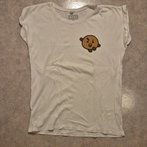 BTS-tshirt - Vit tshirt med BTS-tryck, använd men i bra skick, märke är oklart står ej på etiketterna men den är BT21
