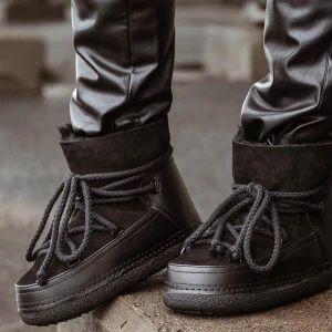Inuikii - Säljer ett par svarta boots i syntetmaterial med snörning. De har en robust sula och är perfekta för höst och vinter. Skorna har en stilren design som passar till både vardag och fest. Perfekta för att hålla fötterna varma och snygga! Nypris 4000kr. 