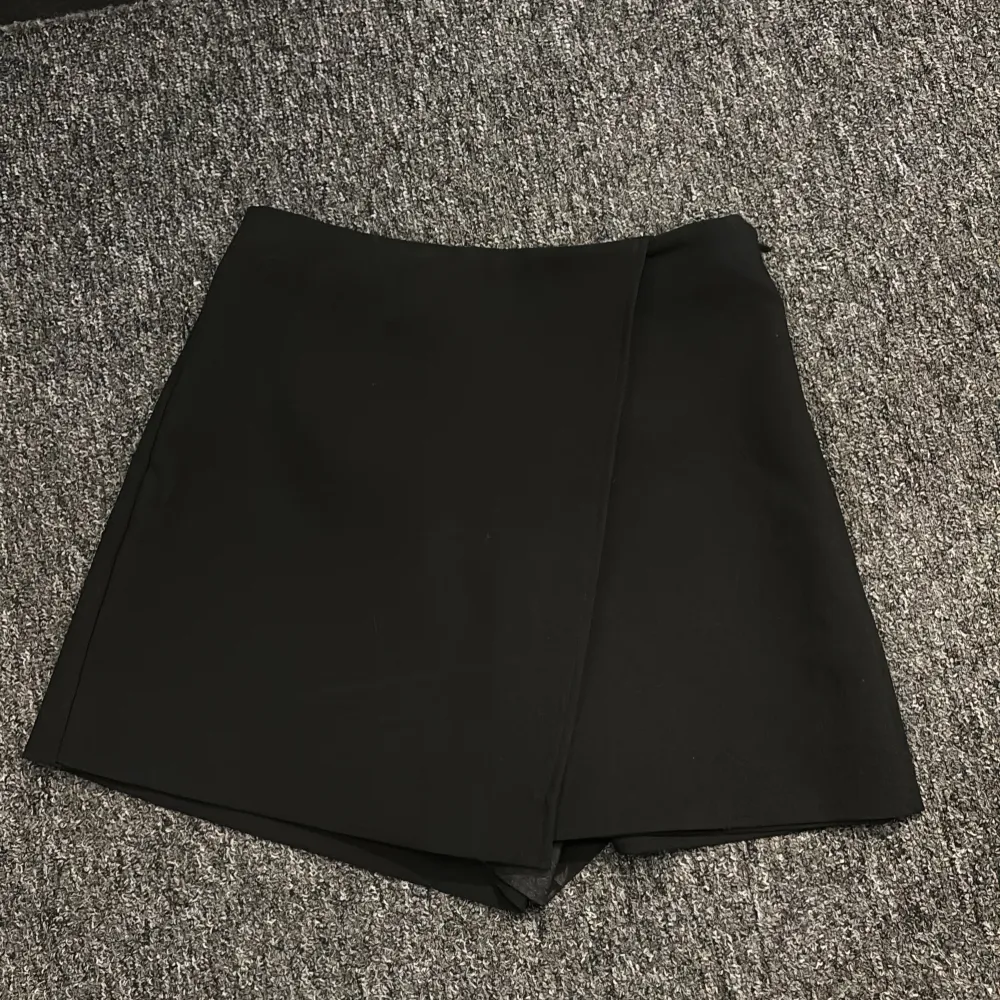 Så fin kjol som har shorts där bak ifrån Zara, använt 1 gång💖. Kjolar.