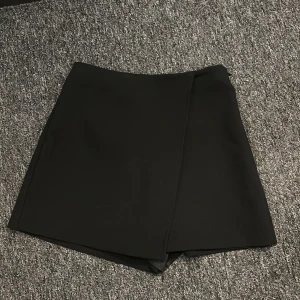 Kjol/shorts - Så fin kjol som har shorts där bak ifrån Zara, använt 1 gång💖