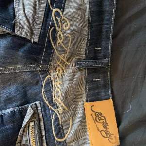 Inteessekoll på mina vintage ed hardy jeans‼️köpta på Sellpy. Midjemått-37cm innerbenslängd cirka 85cm. Vida i benen. Passar mig som är 180 plus att dom är lite för långa. 