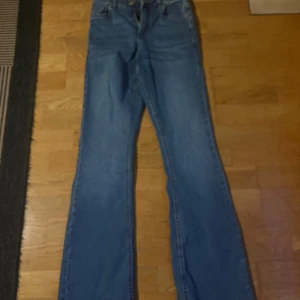 Blå jeans från Denim Rebel - Säljer ett par snygga blå jeans från Denim Rebel i storlek 34. De har en klassisk bootcut och är perfekta för vardagsbruk. Jeansen har en traditionell femficksdesign och är i mycket bra skick. Perfekta för både höst och vår!