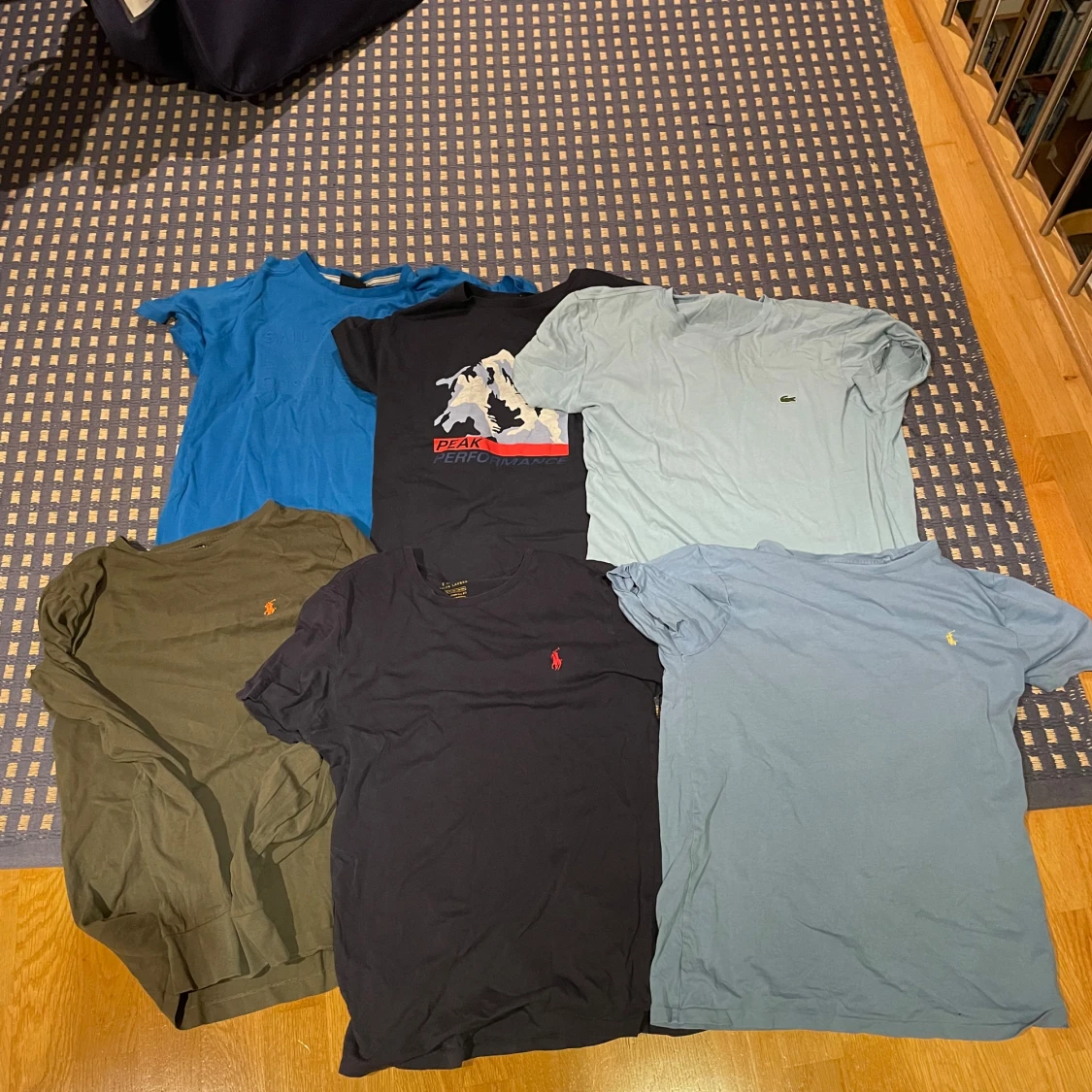 Paket med T-shirts från Ralph Lauren, Lacoste, Peak Performance och Sail Racing