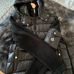 MONCLER - Äkta moncler cardigan, köpt för runt 11000kr