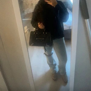 Svart handväska med dragkedja - Säljer denna coola väskan perfekt till hösten!!🥰