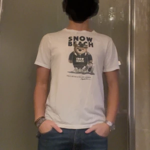 Snow beach Ralph lauren  - Säljer en vit t-shirt från Polo Ralph Lauren 'Snow Beach' på framsidan vilket är en extremt eftertraktad kollektion från ralphlauren som inte går att få tag på längre! Nypris ca 1500kr, mitt pris 350 (diskuterbart) (PAKETPRIS FÖR ALLA 3 RALPH LAUREN T-SHIRTSEN- 800kr!)