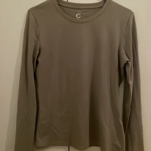Beige långärmad tröja från Cubus - Säljer en stilren beige långärmad tröja från Cubus. Tröjan är i slim fit och passar perfekt för både vardag och lite finare tillfällen. Materialet känns mjukt och skönt mot huden. Perfekt basplagg för höst och vår!
