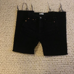 Svarta jeans! - Svarta högmidjade jeans från Gina Tricot! Knappt använda!