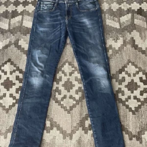 Replay hyperflex - Säljer ett par snygga blå replay hyperflex jeans i mycket bra skick 8/10. Säljer i bra pris. Storlek 29.