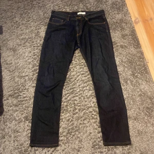 Dobber - Säljer dessa då jag försöker rensa ut min garderob. Sparsamt använda och därför i bra skick (ca 9/10). Nypris: 700, mitt pris: 299. Det står att de är storlek 32/32 regular fit men de är lite små i storleken. Pris kan diskuteras!