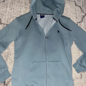 Polo kofta  - Säljer en polo kofta som är väldigt fin. Säljer den på grund av att den är för stor på mig på längden. Skriv för mer info 