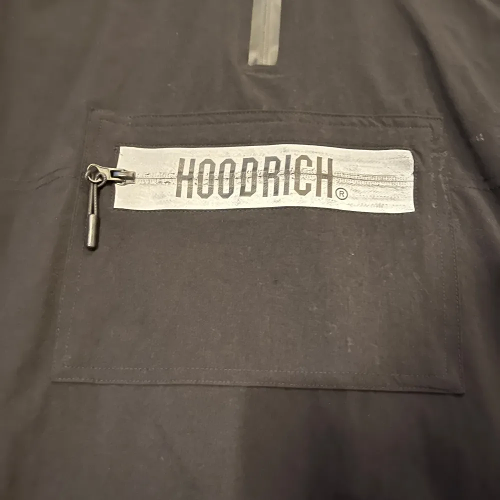 En jättefräsch och unik hoodrich hoodie som är i nästan nyskick. Tröjan har inte kommit till användning då den inte passar mig längre. Pris kan diskuteras vid snabbaffär . Hoodies.