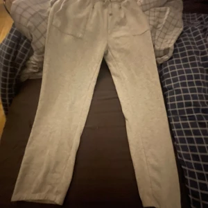 Mjuks byxor  - mjukis byxor  Färg ljus grå Storlek L