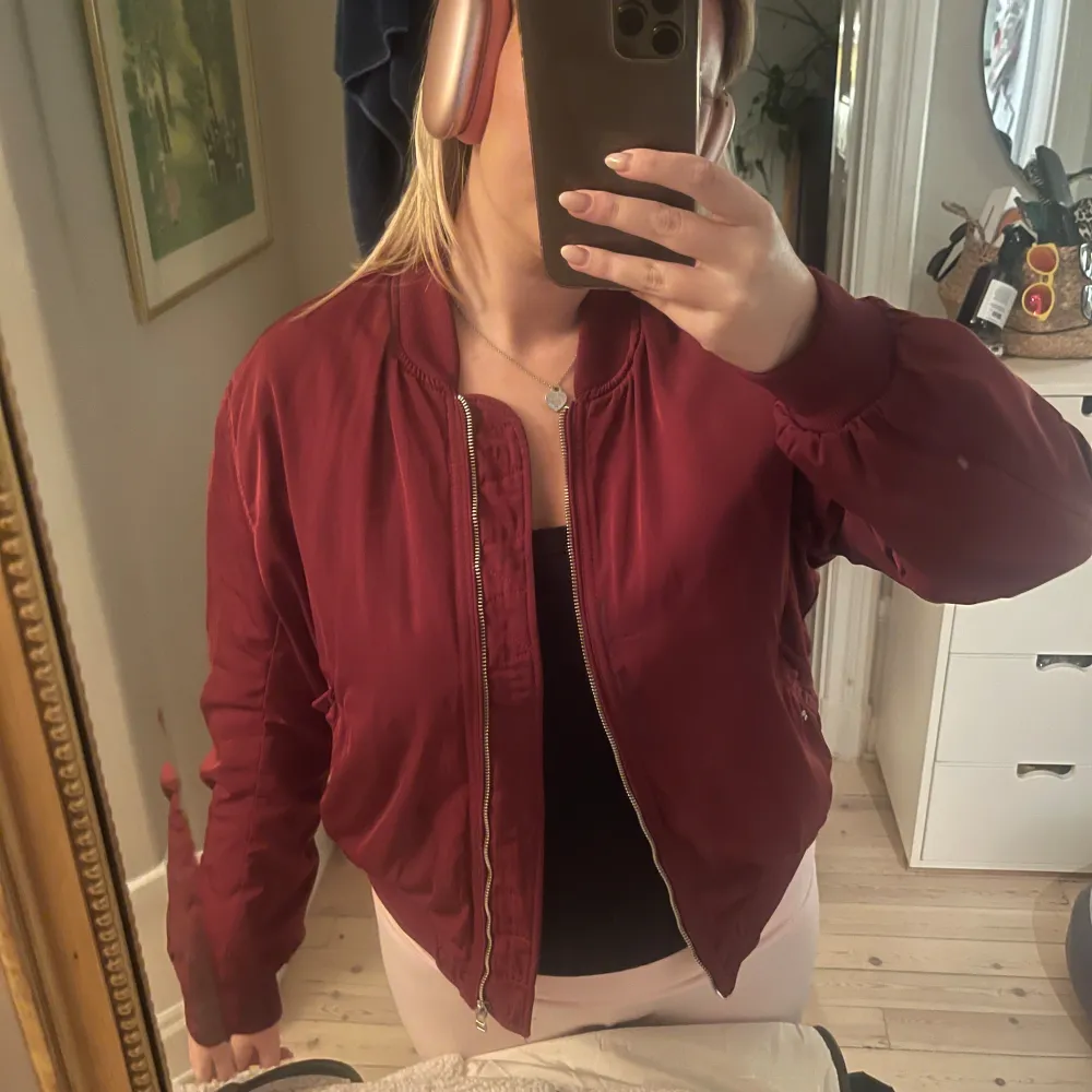 Super fin jacka inför hösten! Den är storlek L men sitter mer som en S/M. Takit.
