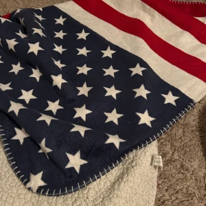 Pläd med amerikanska flaggan - Köpt för några år sedan, men fortfarande i bra skick. 