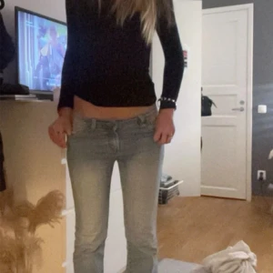 Lågmidjade bootcut jeans  - Super snygga ljusblå  lågmidjade bootcut jeans men coola fickor! 
